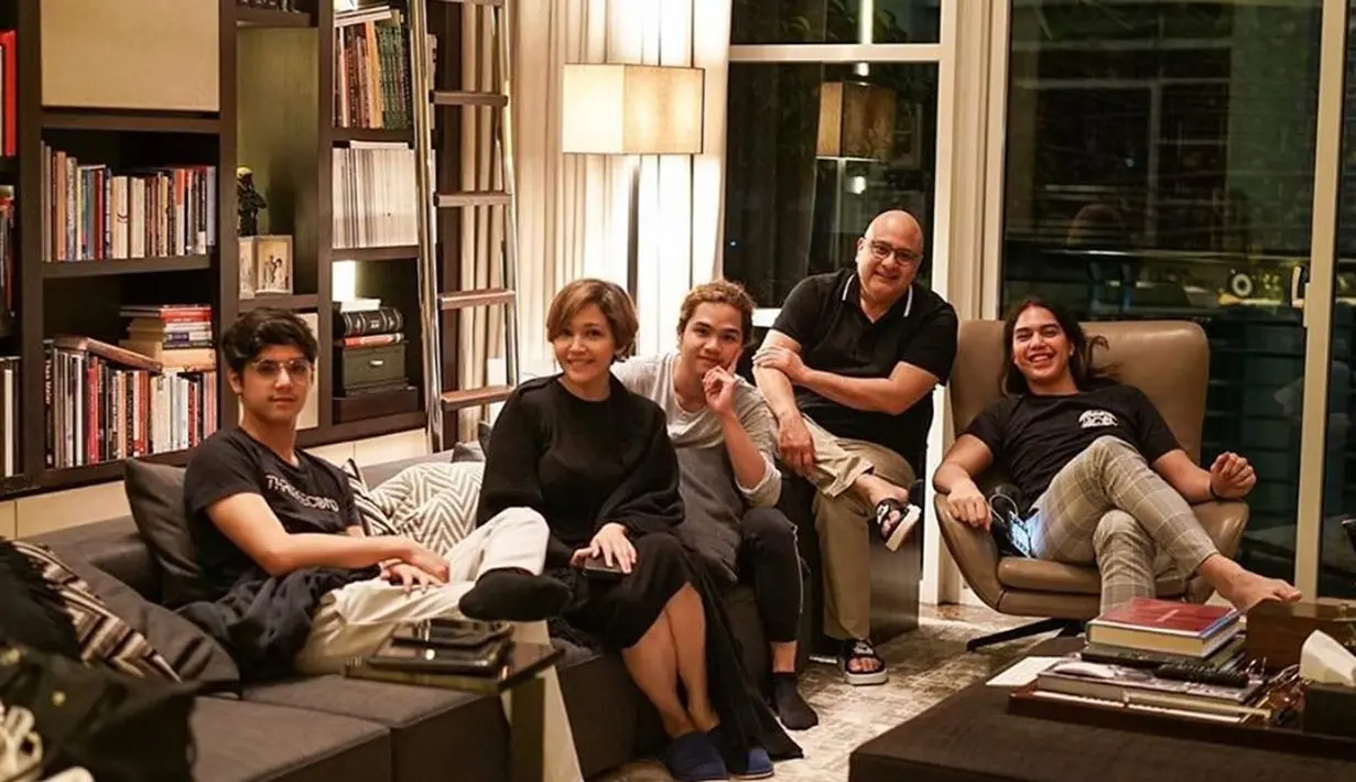 Selanjutnya Maia penasaran, apakah anak pertamanya tersebut sudah melamar Alyssa atau belum. Al mengaku belum, namun ia sudah menyampaikan niat baik ke depannya kepada ayahanda Alyssa. (Instagram/alghazali7)