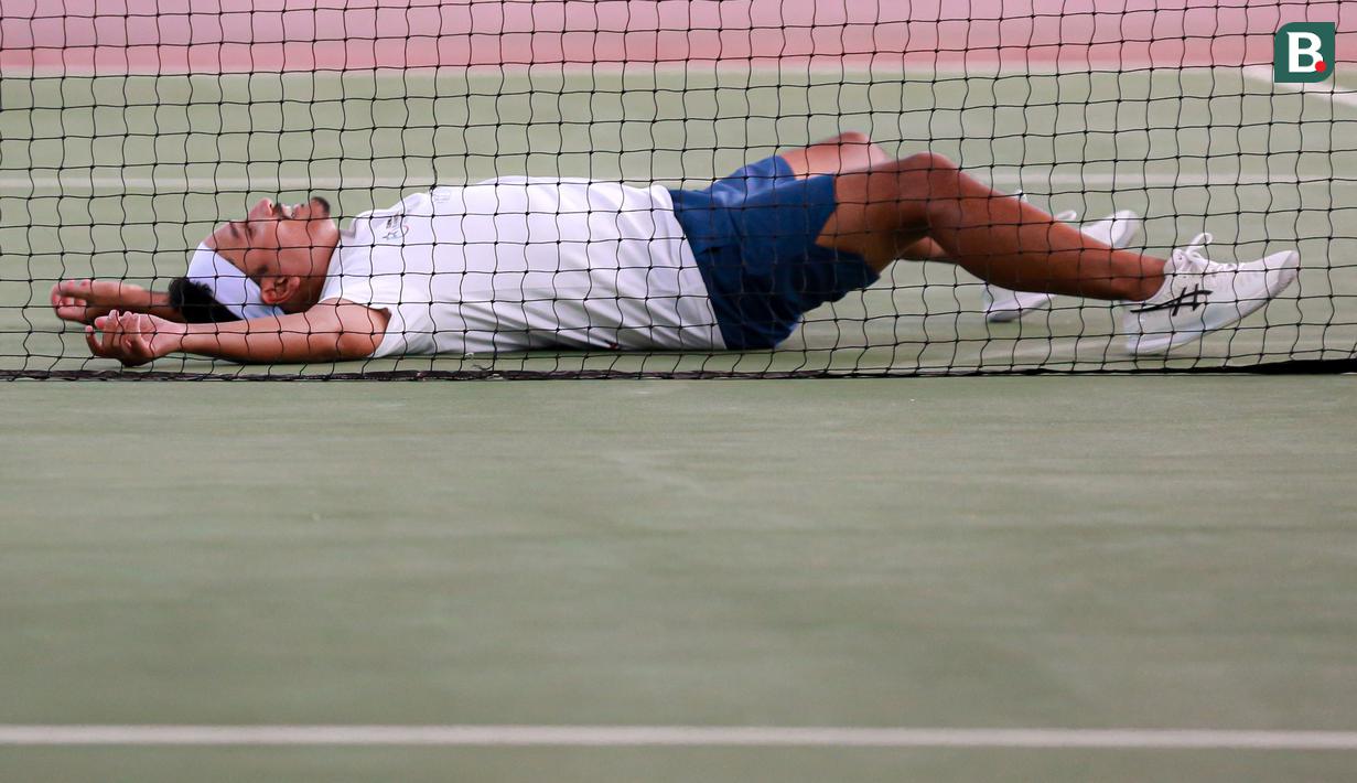 Reaksi kecewa selebritas Indonesia, Tanta Ginting setelah gagal mencetak poin saat melawan pasangan Raffi Ahmad dan Deddy Mahendra Desta pada laga tenis nomor ganda putra Turnamen Olahraga Selebriti Indonesia di GOR UNJ, Jakarta, Minggu (30/07/2023). Tanta yang berpasangan dengan Rezky Aditya kalah dengan skor 6-4, 4-6, dan 4-6. (Bola.com/Bagaskara Lazuardi)