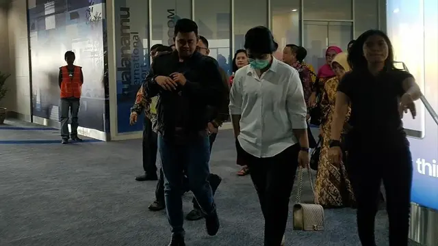 Tiba di Bandara Kualanamu, Kahiyang dan Bobby terlihat datang tanpa pengawalan khusus (Liputan6.com/Reza Efendi)