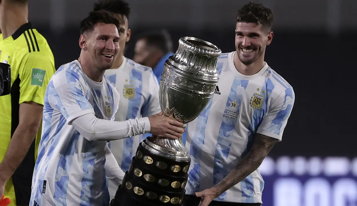 Sementara Lionel Messi hanya meraih dua trofi tim bersama Barcelona dan Timnas Argentina, yaitu Copa Del Rey 2020/2021 dan Copa America 2021. (AFP/Pool/Juan Ignacio Roncoroni)