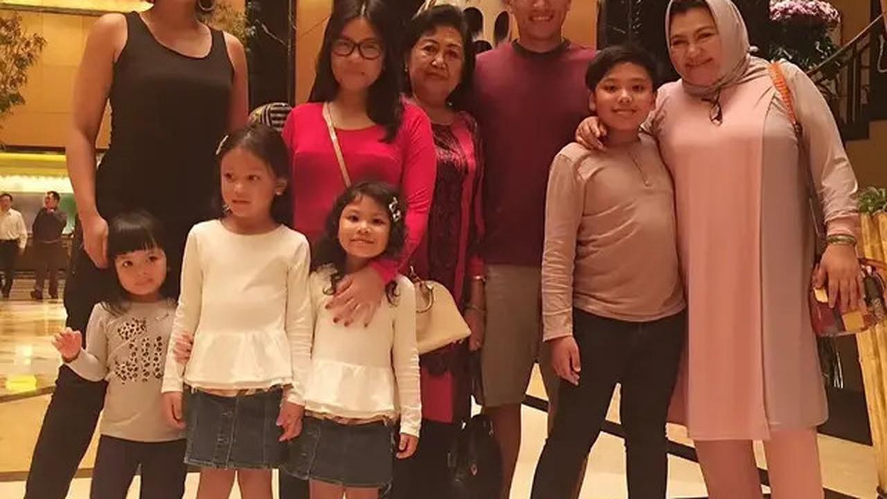 6 Potret Emilia Contessa Bareng Keluarga, Tinggalkan Kenangan Tak Terlupakan