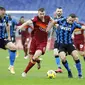 Striker AS Roma, Edin Dzeko, berebut bola dengan bek Inter Milan, Stefan de Vrij, pada laga Liga Italia di Stadion Olimpico, Roma, Minggu (10/1/2021). Kedua tim bermain imbang 2-2. (AP Photo/Gregorio Borgia)