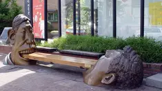 Patung yang terletak di depan Museum Bukcheon, Seoul, Korea ini cukup unik. Patung BomJu Ku ini menggambarkan dua kepala lelaki yang sedang menggigit papan yang menjadi tempat duduk. (moco-choco.com)
