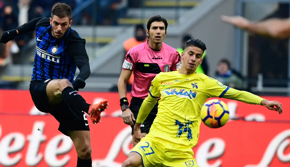 Pemain belakang Inter Milan,  Davide Santon melakukan tendangan selama laga ke-15 Serie A antara Inter Milan kontra Chievo Verona di Stadion San Siro, Minggu (3/12). Inter Milan menggilas tamu mereka itu dengan lima gol tanpa balas.(MIGUEL MEDINA / AFP)