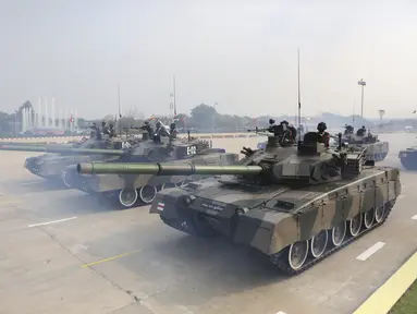 Personel militer membawa tank berpartisipasi dalam pawai selama Hari Angkatan Bersenjata nasional di Naypyitaw, Myanmar, Sabtu (27/3/2021).  Militer Myanmar menggelar unjuk kekuatan besar pada Sabtu (27/3) dalam parade Hari Angkatan Bersenjata Tahunan. (AP Photo)