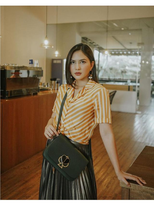 Artis Berparas Bule Namun Keturunan Jawa yang Cantik Mempesona