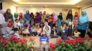 Mona saat hadir dalam acara Terima Kasih Ibu. Ia berbagi cerita dengan para ibu-ibu yang memiliki anak berkebutuhan khusus. (Nurwahyunan/Bintang.com)
