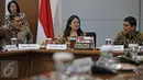 (ki-ka) Menag  Lukman Hakim, Menteri PMK Puan Maharani, Menpan RB Yuddy Chrisnandi berbincang saat acara penetapan Libur Nasional dan Cuti Bersama tahun 2017 di Jakarta, (14/4). (Liputan6.com/Faizal Fanani)