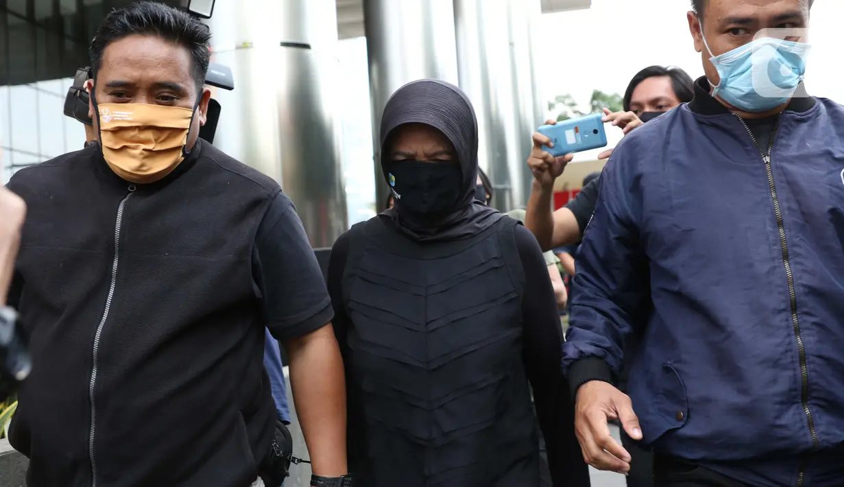 Wali Kota Banjar 2013-2018 dan 2018-2023, Ade UU Sukaesih (tengah) keluar dari Gedung KPK, Jakarta, Rabu (12/8/2020). Ade UU Sukaesih diperiksa terkait proses penyidikan dugaan tindak pidana korupsi proyek infrastuktur pada dinas PUPR Kota Banjar TA 2012-2017. (Liputan6.com/Helmi Fithriansyah)