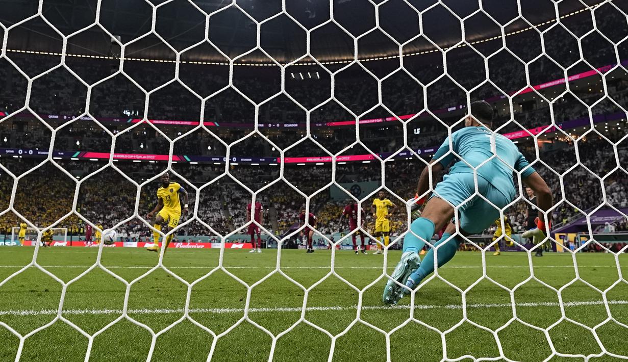 Enner Valencia. Striker sekaligus kapten Timnas Ekuador yang sementara memimpin daftar top skor Piala Dunia 2022 bersama Kylian Mbappe dengan raihan 3 gol ini tercatat sukses membuat satu gol lewat eksekusi penalti pada partai pembuka Piala Dunia 2022 menghadapi tuan rumah Qatar (20/11/2022) di Grup A yang berkesudahan 2-0 untuk kemenangan Ekuador. Penalti terjadi pada menit ke-31 saat Ekuador tengah memimpin 1-0. (AP/Ariel Schalit)
