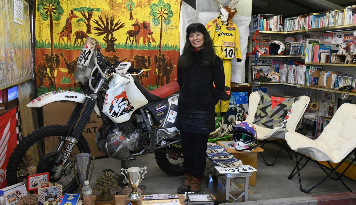 Reiko Miyoshi (60) berpose di samping motor Honda XR400R di "Perefa Cafe" di Matsumoto, Nagano (23/2). Miyoshi berpartisipasi dalam reli lintas negara Paris-Dakar empat kali dengan motor (1988, 1990, 1997 dan 2000). (AFP Photo/Toshifumi Kitamura)