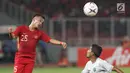 Pemain sayap Timnas Indonesia, Riko Simanjuntak berebut bola atas dengan pemain Timor Leste pada penyisihan grup B Piala AFF 2018 di Stadion GBK, Jakarta, Selasa (13/11). Indonesia unggul 3-1. (Liputan6.com/Helmi Fithriansyah)