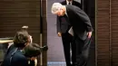 Presiden dan CEO Kobe Steel Hiroya Kawasaki membungkuk saat konferensi pers di Tokyo, Jepang,  Selasa (6/3). Pengundurannya terkait skandal pemalsuan data perusahaan secara besar-besaran. (AP Photo/Shizuo Kambayashi)