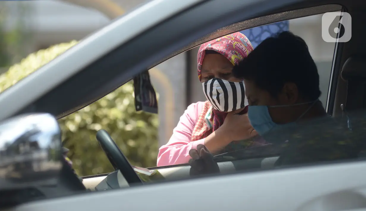 Panitia zakat fitra melakukan pengisian data di Masjid Nurul Hidaya, Jakarta, Sabtu (16/5/2020). Di tengah pandemi Covid-19 panitia masjid membuat lokasi penerima zakat dengan drive thru. (merdeka.com/Imam Buhori)