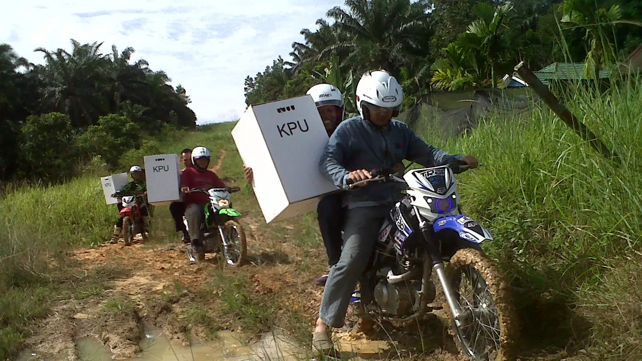 antar logistik pemilu dengan sepeda motor trail