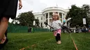 Seorang bocah saat mengikuti lomba menggelindingkan telur di halaman Gedung Putih, Washington, Senin (17/4). Lomba yang digelar rutin setiap tahunnya di Gedung Putih ini untuk merayakan hari raya Paskah. (AP Photo/Carolyn Kaster)