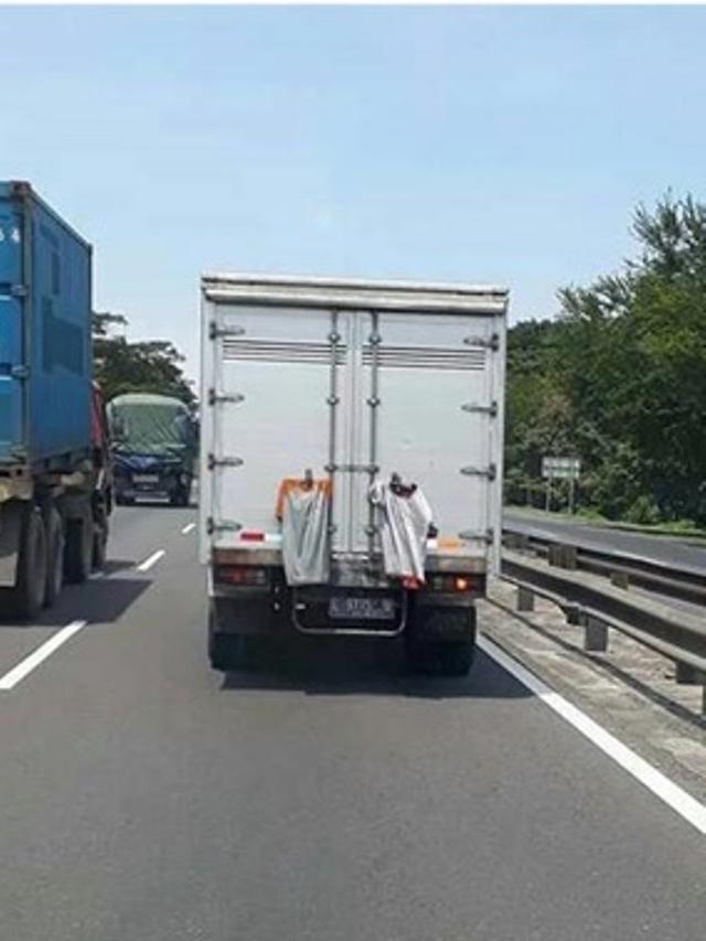6 Foto Kendaraan Nyangkut, Bikin Enggak Habis Pikir