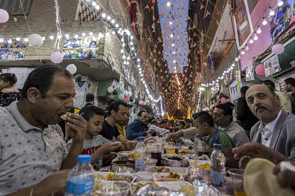 FOTO: Jamuan Buka Puasa Ramadhan Massal di Mesir