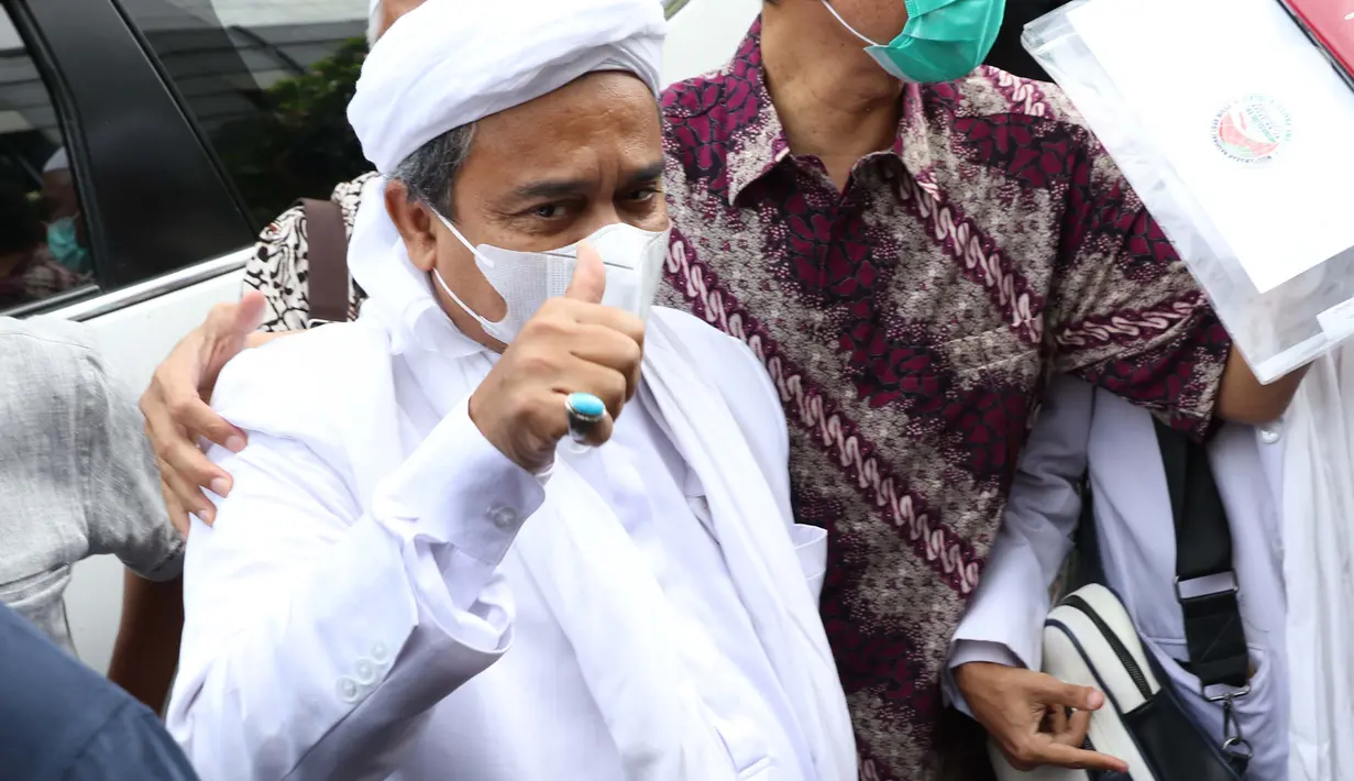 Rizieq Shihab saat tiba di Mapolda Metro Jaya, Jakarta, Sabtu (12/12/2020). Rizieq Shihab akan menjalani pemeriksan sebagai tersangka penghasutan dan kerumunan di tengah pandemi Covid-19. (Liputan6.com/Helmi Fithriansyah)