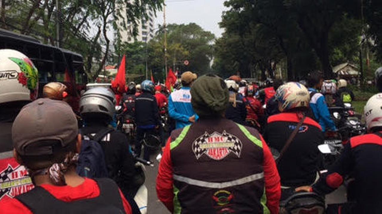 Demo tolak Pergub larangan demo, buruh bikin macet Jalan Kebon Sirih