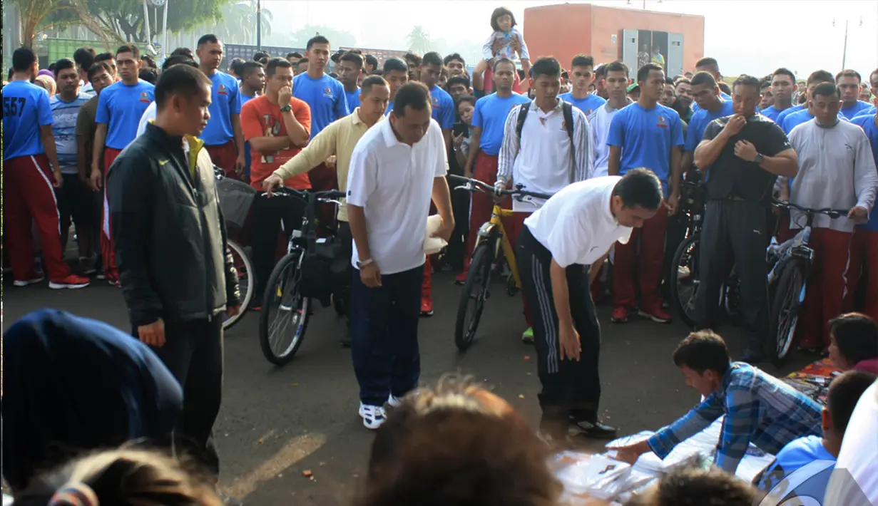 Jokowi sempat mampir ke kawasan silang Monas dan berbelanja pakaian, Jakarta, Minggu (23/11/2014) (Liputan6.com/Herman zakharia)