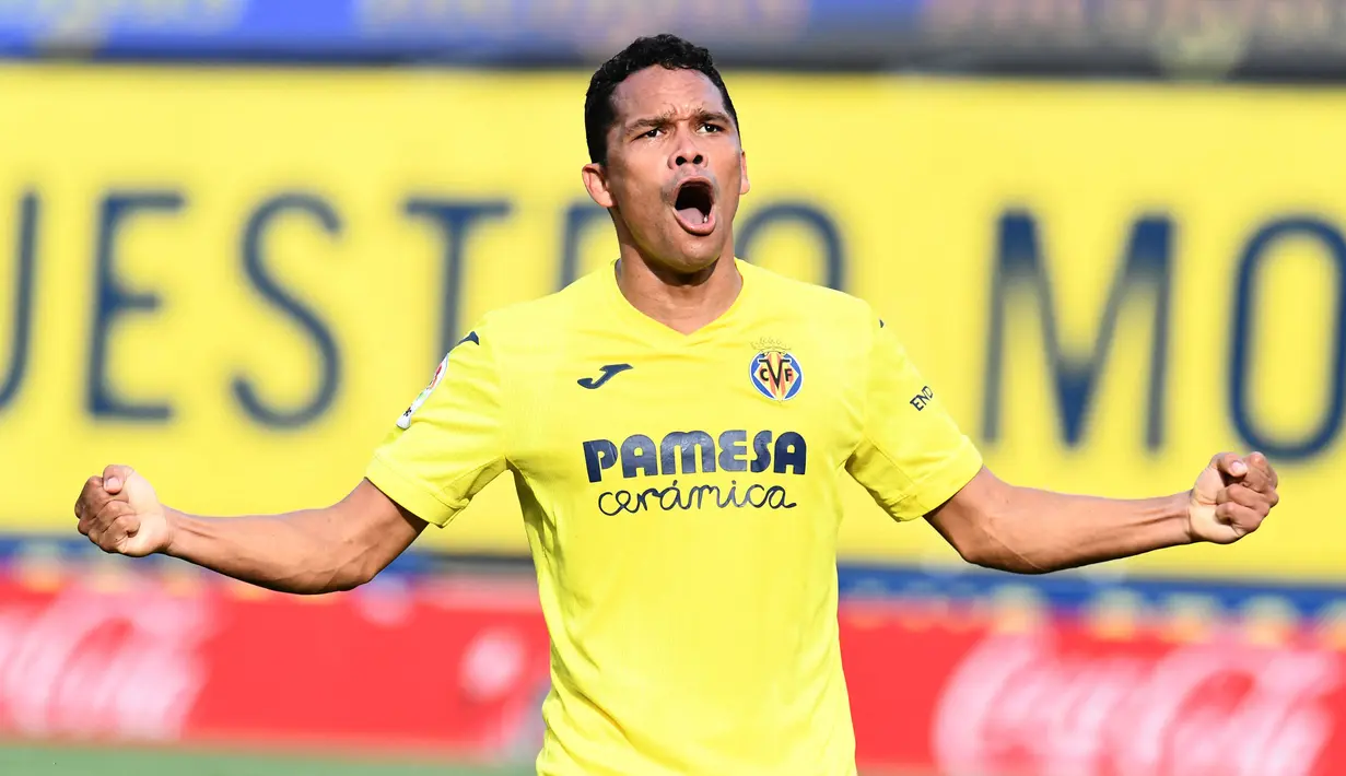 Carlos Bacca yang kini tengah menjalani musim kedua bersama klub Kolombia, Junior FC tercatat pernah memperkuat Villarreal di LaLiga selama 4 musim mulai 2017/2018 hingga 2020/2021, di mana pada musim pertamanya ia berstatus pinjaman dari AC Milan. Total 28 gol dan 10 assist dicetaknya dalam 110 laga di LaLiga bareng Villarreal, termasuk satu kali hattrick yang dicetaknya pada pekan ke-35 LaLiga 2017/2018 saat menang 4-1 atas tamunya, Celta Vigo (28/4/2018). (AFP/Jose Jordan)