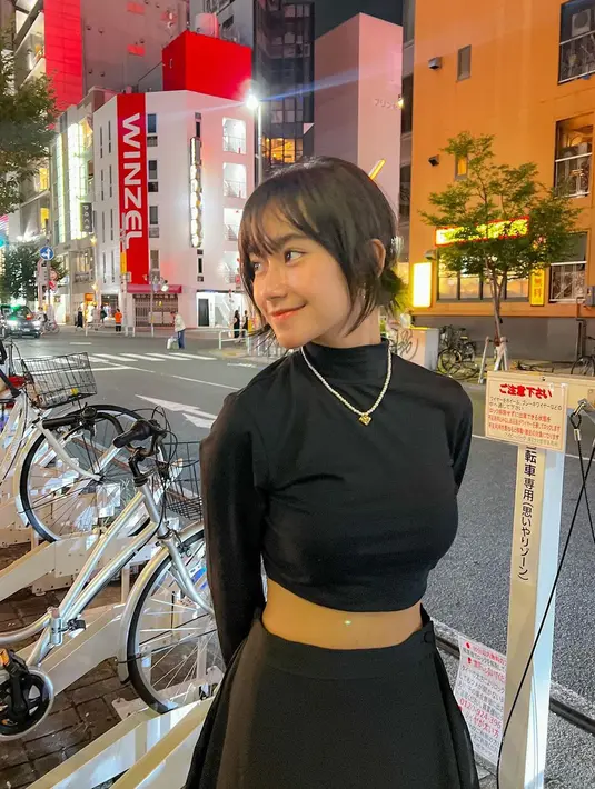 Outfit kasual simpel dari Freya ini sukses bikin jatuh hati! Ia memadukan cropped long sleeve top dengan flare skirt.Jangan lupa pemanis dengan aksesori seperti kalung. [@jkt48.freya]