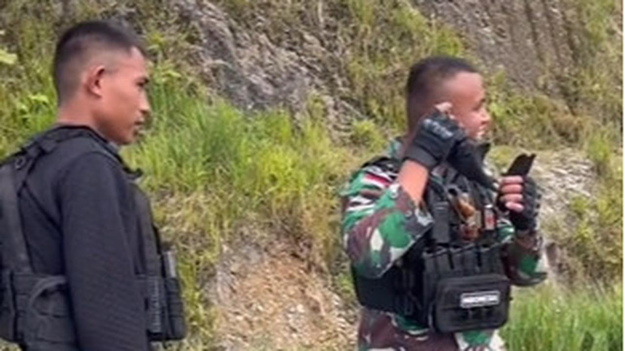 Keduanya diketahui berasal dari Sulawesi dan terpisah lama setelah sang kakak harus bertugas di Papua tepatnya di Puncak Jaya.