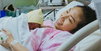 Kabar bahagia dari presenter Ayu Dewi. istri Ragie Datau itu baru saja melahirkan anak keduanya berjenis kelamin laki-laki. Sebelum melahirkan anak keduanya, Ayu memiliki satu keinginan. Apa keinginan presenter tersebut? (Instagram/nandapersada)