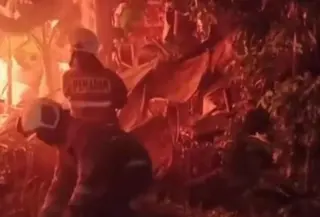 Kebakaran melanda area tumpukan sampah dan lapak rongsokan di Jalan Darussalam, RT 14/RW 06, Cengkareng Timur, Jakarta Barat, pada Selasa (14/7/2026). (Foto: Tangkapan Layar Sosmed)
