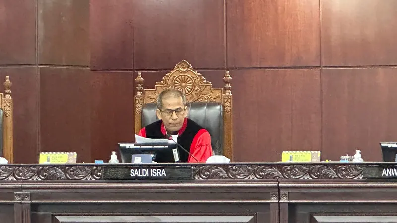 Hakim Konstitusi Saldi Isra saat sidang putusan uji materi UU Pemilu terkait batas usia capres-cawapres