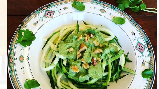 [Bintang] Zucchini Noodles dengan Cilantro Pesto