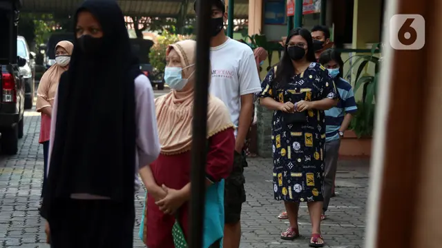 FOTO: Antrean Warga Cairkan Bantuan Sosial COVID-19