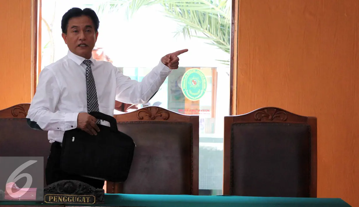 Yusril Ihza Mahendra saat menghadiri sidang praperadilan perdana di PN Jaksel terkait penetapan DI sebagai tersangka oleh Kejati DKI Jakarta, Senin (27/7/2015). Yusril menilai dasar hukum penetapan DI sebagai tersangka lemah. (Liputan6.com/Helmi Afandi)