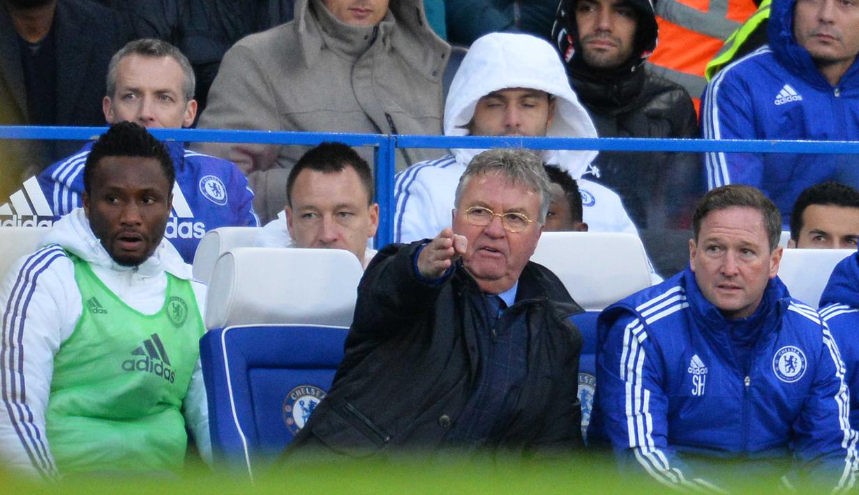 Pelatih Chelsea, Guus Hiddink, dan asisten pelatih Chelsea, Steve Holland (kanan) memberikan instruksi kepada pemain saat melawan Scunthorpe United pada putaran ketiga Piala FA di Stadion Stamford Bridge, London, Minggu (10/1/2016). (AFP Photo/Glyn Kirk)