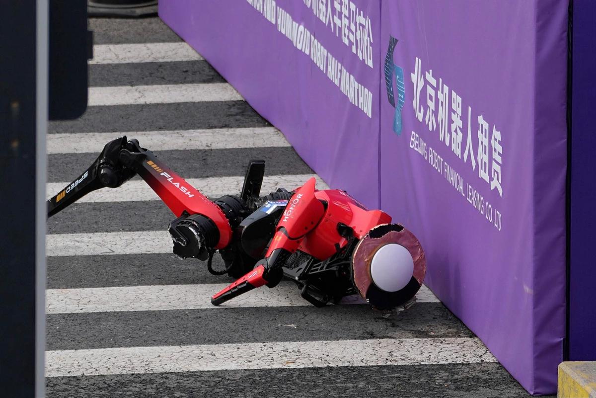 FOTO: Robot Humanoid Unjuk Kecepatan di Ajang Lari Marathon Beijing