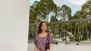 Kombinasi blouse warna lilac dengan high waist jeans dan aksesori berupa ikat pinggang warna cokelat ala influencer Jessica Thomas ini juga tak kalah menarik. Effortless! (Instagram/jessicathomaas).