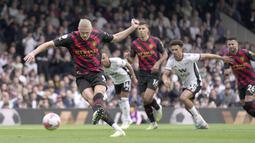 Pemain Manchester City, Erling Haaland (kiri), berhasil menjebol gawang Fulham dari titik penalti dalam pertandingan pekan ke-34 Premier League 2022/2023 yang berlangsung di Craven Cottage, Minggu (30/4/2023). (AP Photo/Kin Cheung)