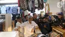 Menteri Perdagangan (Mendag) Zulkifli Hasan saat menyambangi Blok A Pasar Tanah Abang, Jakarta, Kamis (14/3/2024). (Liputan6.com/Herman Zakharia)