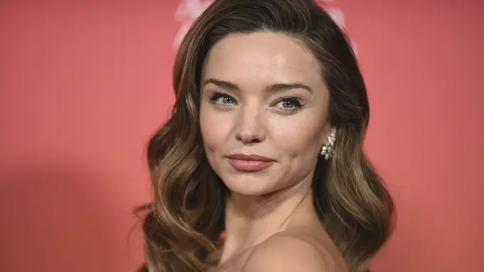 Penampilan Miranda Kerr dalam Balutan Gaun Putih, Glamor dan Seksi