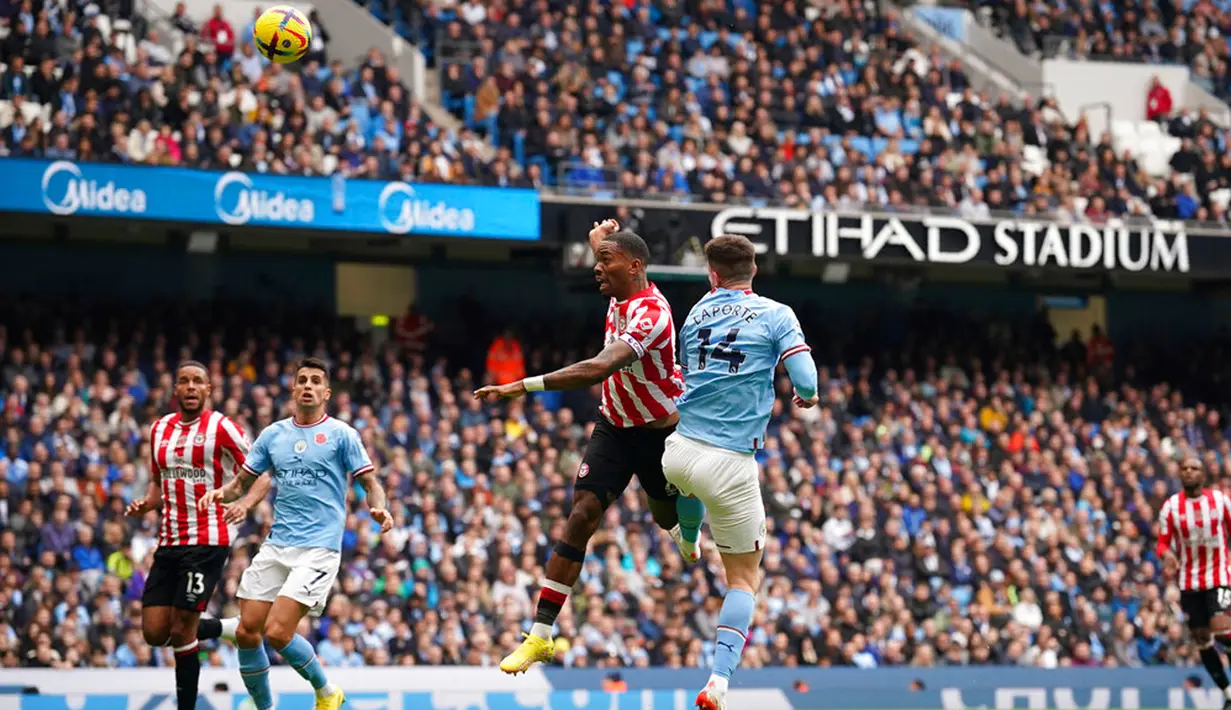 Pemain Brentford Ivan Toney menyundul bola untuk mencetak gol ke gawang Manchester City pada pertandingan sepak bola Liga Inggris di Etihad Stadium, Manchester, Inggris, 12 November 2022. Manchester City kalah 1-2 dari Brentford. (AP Photo/Dave Thompson)