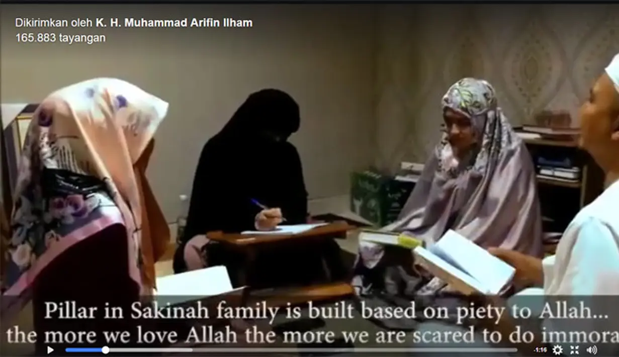 Dalam vidoe singkat itu, Arifin Ilham terlihat memberikan dakwah pada ketiga istrinya. Sang ustaz terlihat adil dalam pembawaanya. 10 pilar rumah tangga sakinah dibagikan oleh ustaz yang sukses berpoligami ini. (Instagram/kh_m_arifin_ilham)