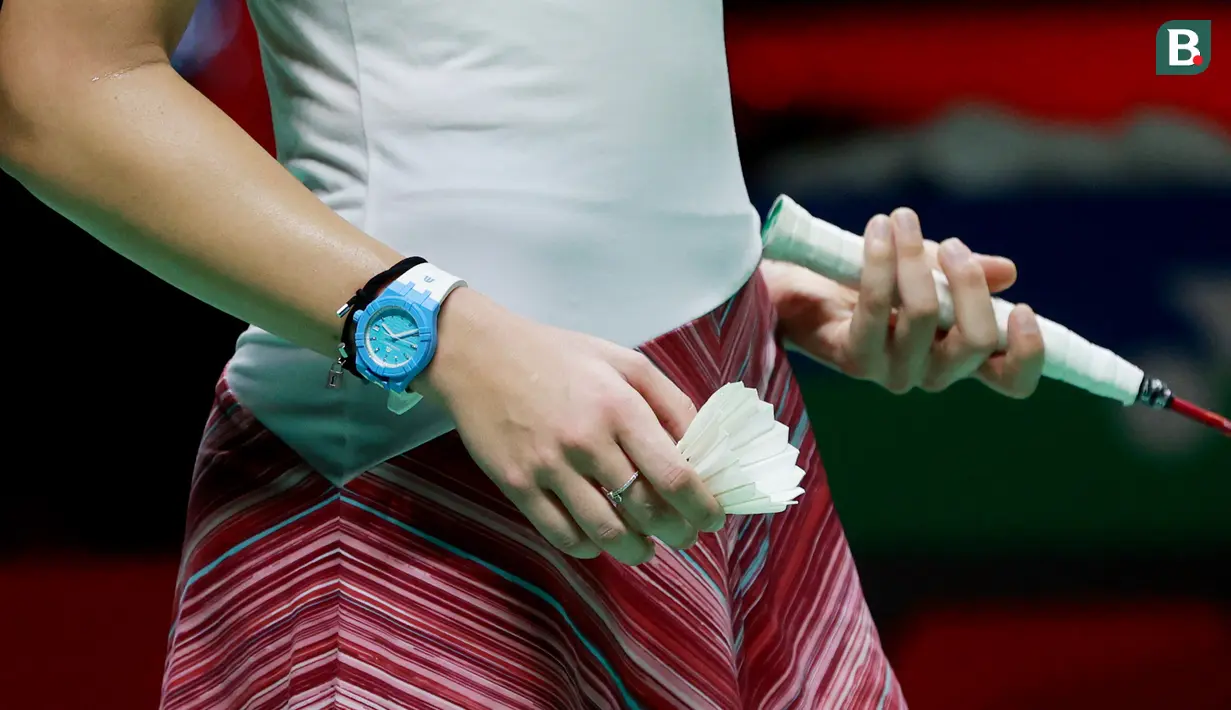Tunggal putri Spanyol, Carolina Marin, memakai jam saat melawan wakil Korea Selatan, An Se Young, pada laga final Indonesia Masters 2023 di Istora Senayan, Jakarta, Minggu (29/1/2023). An Se Young menang dengan skor 18-21, 21-18, dan 21-13(Bola.com/M Iqbal Ichsan)