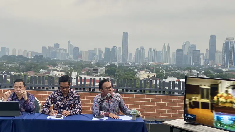 Tim pengacara Tersangka Ferdy Sambo dan Putri Candrawathi menayangkan rekaman video suasana rumah Ferdy Sambo di Magelang, Jawa tengah. (Liputan6.com/Radityo Priyasmoro)