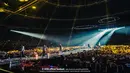 iKON tak hanya menyanyi, tapi juga berinteraksi dengan penggemar di atas panggung, membuat 13 ribu penonton histeris. (YG Entertainment)