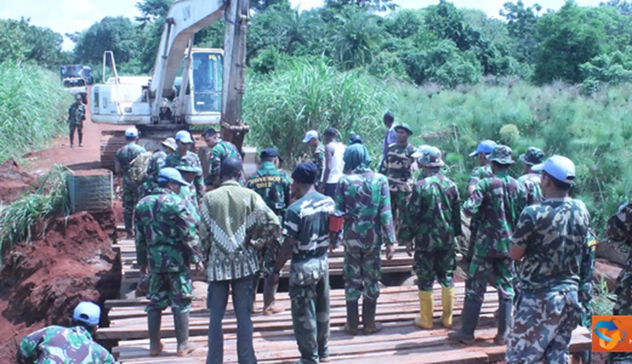 Citizen6, Kongo: Untuk memperbaiki jembatan tersebut, Satgas Zeni TNI mengerahkan 46 personelnya berikut peralatannya. Satgas Zeni TNI mampu mengerjakannya dalam waktu empat hari. (Pengirim: Badarudin Bakri)