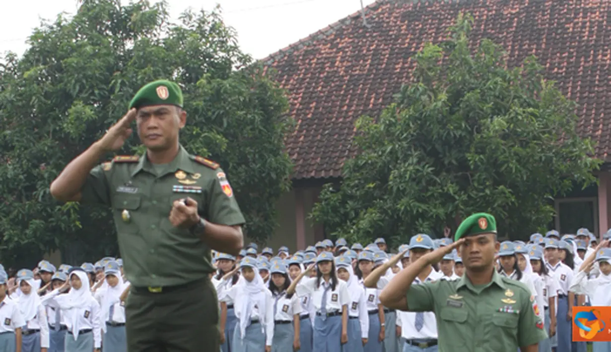 Citizen6, Kendal: Komandan Kodim 0715/Kendal Letkol Inf Tyas Koesharjadi bertindak sebagai inspektur Upacara (Irup) di SMA I Boja, Senin (9/4). (Pengirim: Aryo Widiyanto)