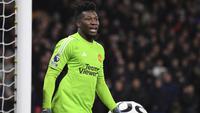 Kiper Manchester United, Andre Onana saat menghadapi Wolverhampton Wanderers pada laga pekan ke-22 Premier League 2023/2024 di Molineux Stadium, Wolverhampton, Kamis (1/2/2024). (AP Photo/Rui Vieira)