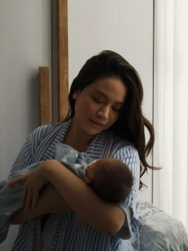 Hanggini Resmi Jadi Ibu menggendong anaknya. [@hanggini]