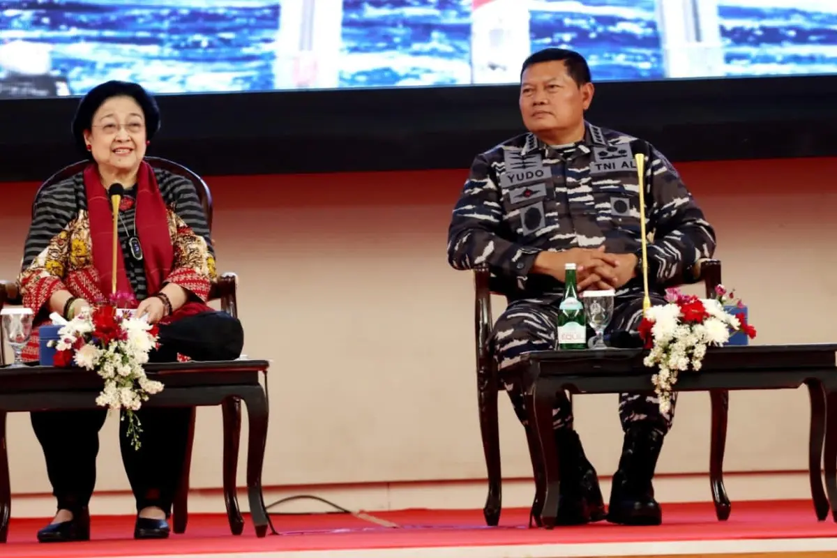 Presiden RI Kelima, Megawati Soekarnoputri (kiri), di Kampus Sekolah Staf dan Komando TNI Angkatan Laut (Seskoal) (Istimewa)